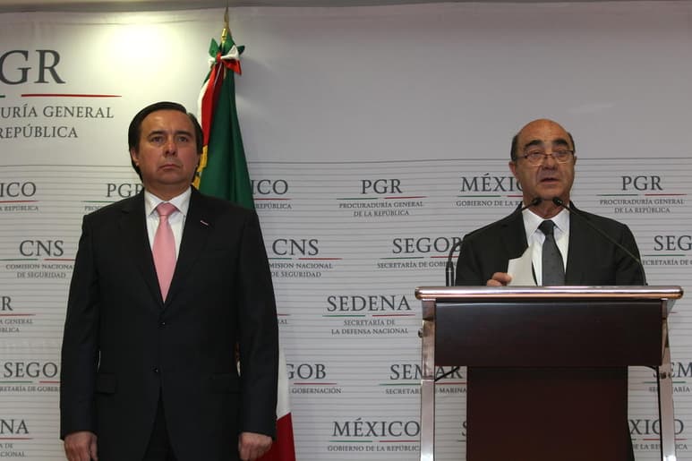 La investigación de la desaparición de los 43 normalistas de Ayotzinapa se ha desmoronado en los tribunales porque la entonces Procuraduría General de la República (PGR), a cargo de Jesús Murillo Karam, y otras autoridades cometieron al menos 158 irregularidades al detener a 83 sospechosos. (ARCHIVO)