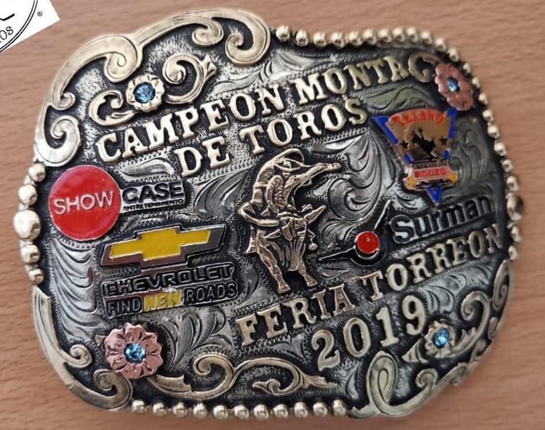 Una artesanal y bella hebilla, será el premio principal para el jinete que resulte campeón esta noche, en la arena 'Victoria'. (ESPECIAL)