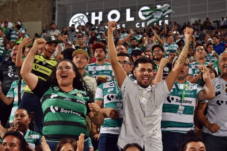 La afición lagunera tuvo una muy buena velada en casa. (JESÚS GALINDO)