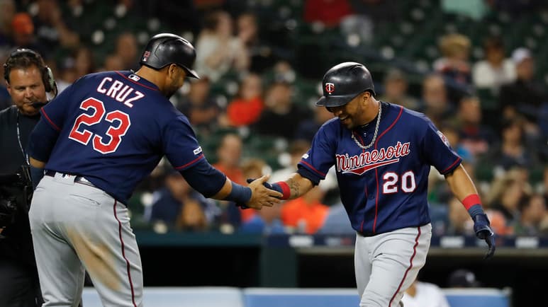 Eddie Rosario (20) celebra su jonrón de dos carreras con Nelson Cruz, durante el juego de ayer contra los Tigres de Detroit. (AP)