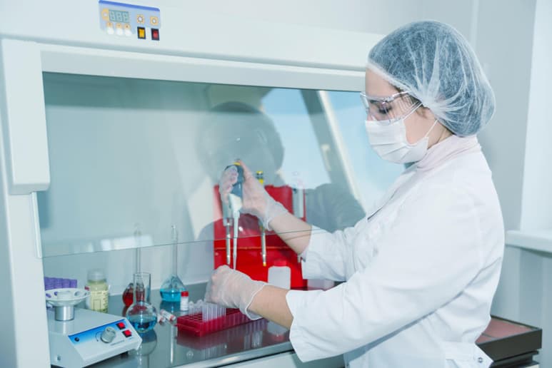 Científicos cubanos ampliarán a 300 los pacientes que participarán en la nueva fase del ensayo clínico para probar el Heberprovac, la única vacuna producida hasta el momento en la isla para tratar el cáncer de próstata avanzado. (ARCHIVO)