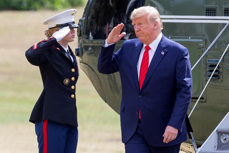 Trump habló breves momentos con la prensa, que lo cuestionó sobre las pesquisas en su contra que anunció la Cámara Baja, dominada por los demócratas. (EFE)