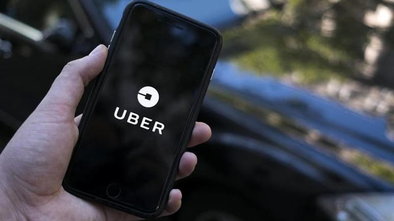 El mayor cambio que los usuarios experimentarán nada más acceder a la aplicación es que se ha eliminado el habitual mapa en que se observan los coches en circulación y se ha sustituido por dos opciones: viajar o pedir comida mediante Eats. (ESPECIAL)