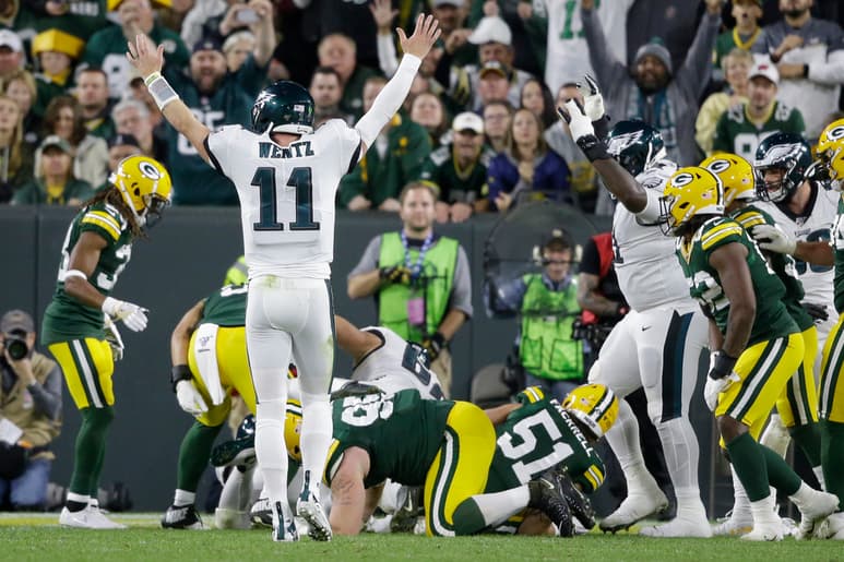 Carson Wentz celebra la anotación de Jordan Howard, en la segunda mitad del juego ante Empacadores. (AP)