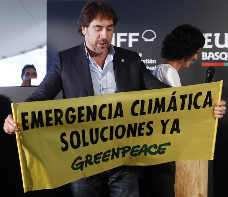 Evento. El actor Javier Bardem entrega el premio Lurra al equipo de la cinta Le milieu de l'horizon. (EFE)