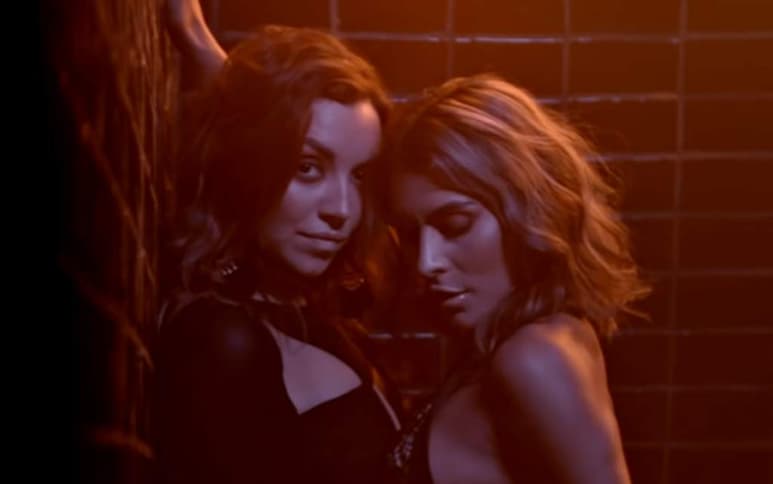 María León lanzó ayer jueves por la noche el video musical de su nuevo tema Locos, en él participan los actores Regina Blandón y Carlos Ferro. (ESPECIAL)