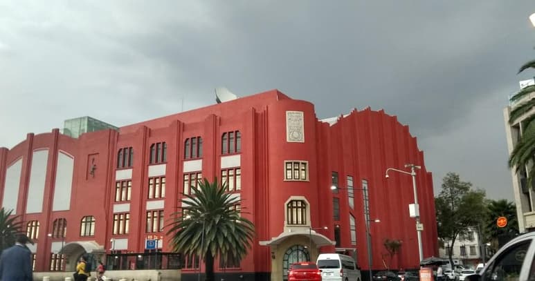 La madrugada de este viernes, un grupo armado ingresó a las instalaciones del Gran Casino Frontón México, ubicado en la colonia Tabacalera, a unos metros del Monumento a la Revolución, en la alcaldía Cuauhtémoc, y robaron dinero de la bóveda. (ESPECIAL)