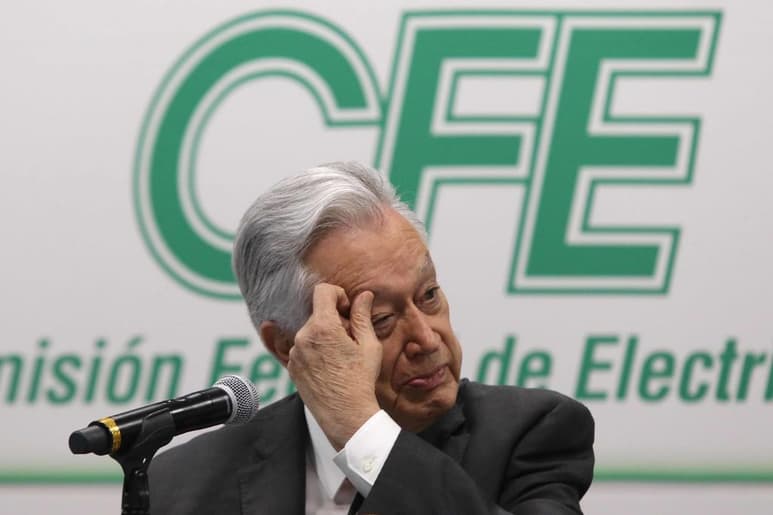 El director de la comisión Federal de Electricidad (CFE), Manuel Bartlett, aseguró que no niega su 'afortunada relación' de 20 años, con Julia Abdalá, quien figura como propietaria, junto con su hijo León Manuel, como propietaria de casas y empresas que suman una fortuna millonaria. (EL UNIVERSAL)