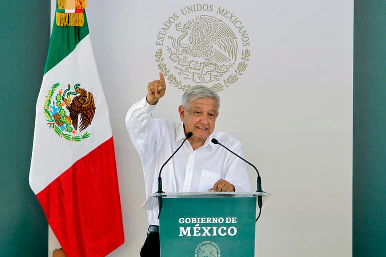 El presidente Andrés Manuel López Obrador aseguró que la próxima vez que hable por teléfono con el mandatario de Estados Unidos, Donald Trump, le ofrecerá que compre el avión presidencial, el cual se encuentra en California. (NOTIMEX)