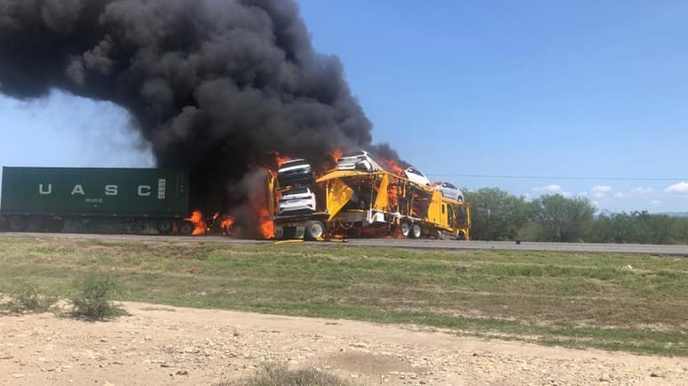 El vehículo nodriza, transportaba autos último modelo y tras el impacto, las tres unidades comenzaron a incendiarse. (ESPECIAL)