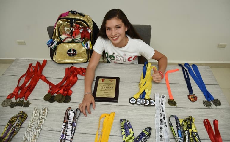 La joven lagunera ha demostrado carácter y gran pasión por el deporte comúnmente conocido como 'porras', lo que combina con sus estudios; invita a niños y damas a practicar esta completa disciplina. (JESÚS GALINDO)
