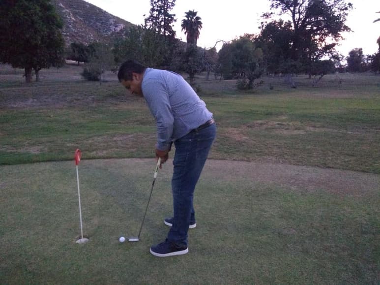El putt es un golpe fundamental en la práctica del golf y es por ello que numerosos jugadores laguneros decidieron participar en este torneo. (CORTESÍA)