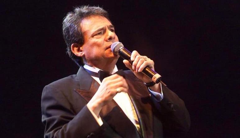 El bolerista Manuel Adrián, uno de los grandes amigos de José José, se siente destrozado y no quiere creer que su amigo del alma ya no está. (ESPECIAL)