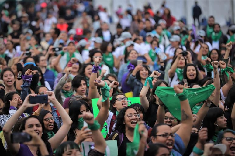 '¡Volvimos a salir, hermanas!', gritaron las manifestantes al llegar a la Plaza de la Constitución. (EL UNIVERSAL)