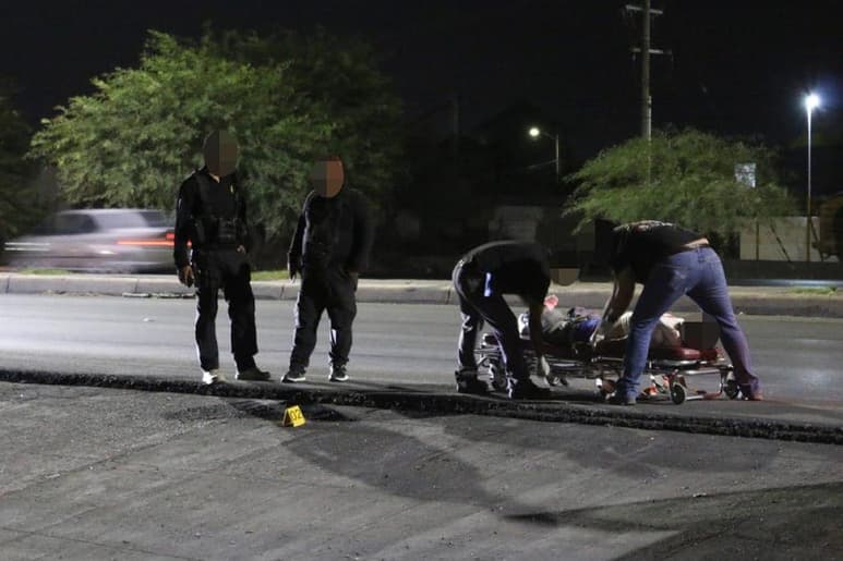 Al lugar de los hechos acudió una ambulancia para brindar atención a una persona tendida entre los carriles del periférico que van de Gómez Palacio a Torreón, poco antes del cruce con el bulevar el Tajito. (EL SIGLO DE TORREÓN)