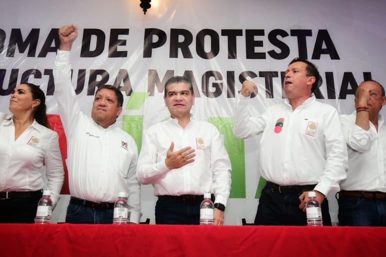Durante el acto de toma de protesta de los integrantes de las distintas secciones magisteriales de la entidad, el Gobernador del Estado, anunció los proyectos que se darán con el apoyo de la federación. (CORTESÍA)