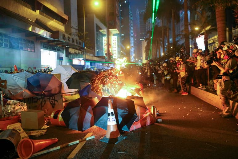En vísperas del 70 aniversario de la fundación de la República Popular de China, las manifestaciones en Hong Kong se intensificaron hoy con violentos enfrentamientos en varios puntos de ciudad. (EFE)