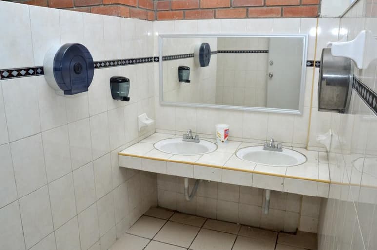 En esta ocasión, las acciones se enfocaron a la rehabilitación de sanitarios para niños y niñas, pintura de la cancha cívica, entrega de material deportivo y acervo cultural, por un monto cercano a los cien mil pesos. (EL SIGLO DE TORREÓN)