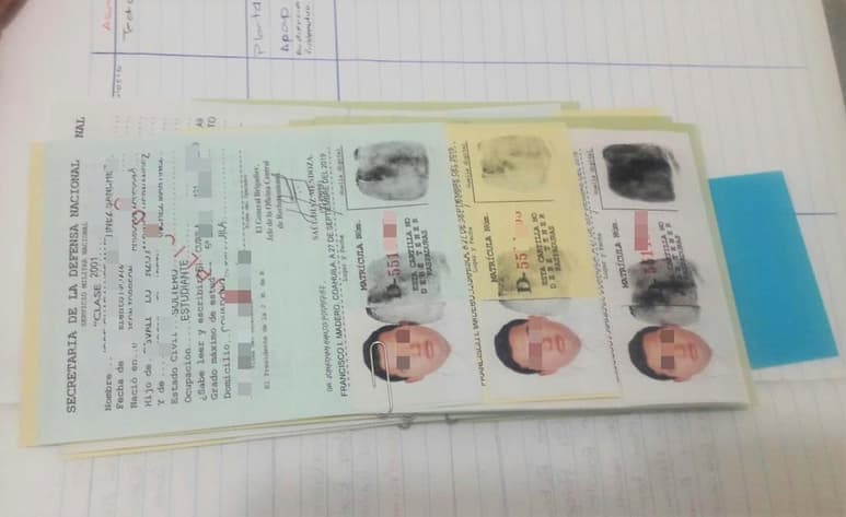 para este trámite deben acudir únicamente los interesados y nadie más, ya que el joven tiene que estampar su firma y su huella dactilar en la cartilla. (ARCHIVO)