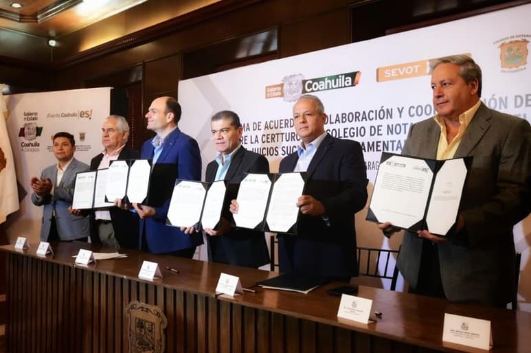 Fue durante la mañana del lunes que el gobernador de Coahuila, Miguel Ángel Riquelme Solís, encabezó un evento donde se celebró la firma de convenio con el Colegio de Notarios, con el que se otorgan descuentos en las tarifas de los juicios sucesorios que se requieran para escriturar. (TWITTER)