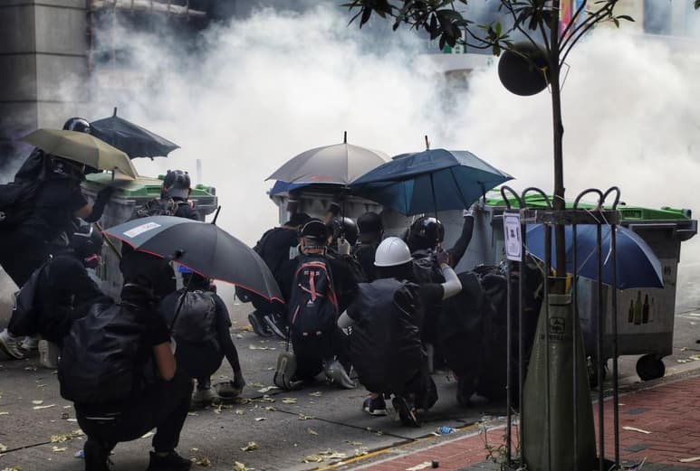 Tsang fue uno de los al menos 31 heridos (dos en estado crítico, uno grave, 17 estables y 11 dados de alta), según las autoridades sanitarias de Hong Kong. (EFE)