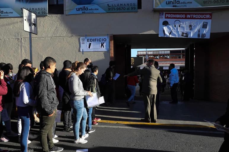 El presidente Andrés Manuel López Obrador reafirmó que se deben de suprimir los exámenes a universidades y bachilleratos públicos debido a que aseguró que la educación no es un privilegio, sino un derecho, el cual el Estado debe de garantizar. (ARCHIVO)