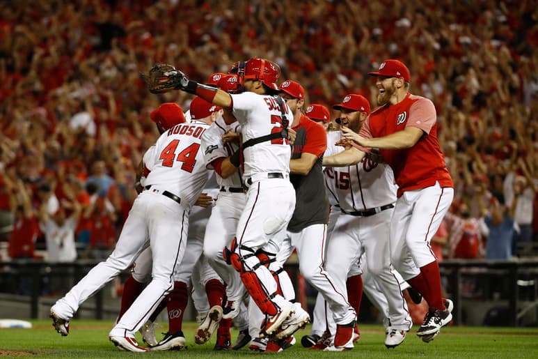 Festejan jugadores de los Nacionales tras derrotar ayer 4-3 a los Cerveceros de Milwaukee. (AP)