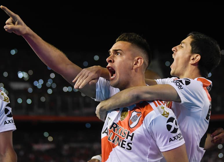 Rafael Santos Borré (frente) e Ignacio Fernández (detrás) marcaron los goles en el 'súper clásico'. (AP)