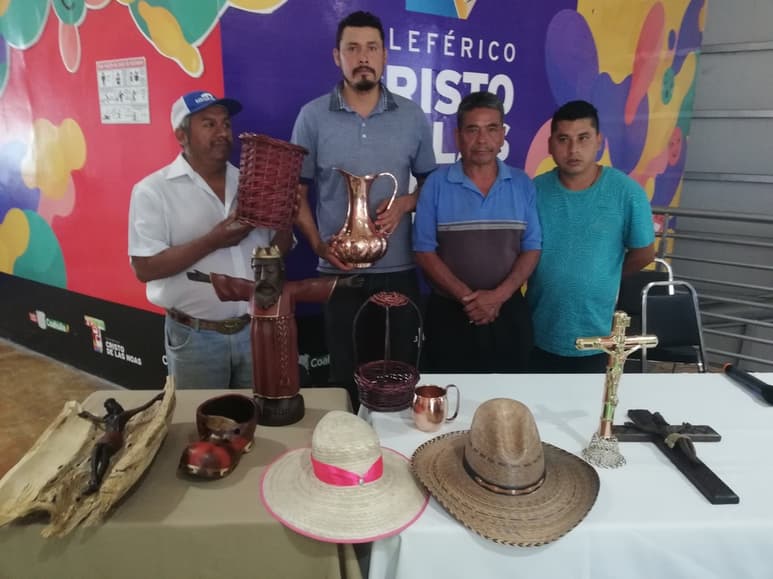 Los artesanos señalan que los turistas extranjeros son quienes mejor valoran sus artesanías. (VIRGINIA HERNÁNDEZ)