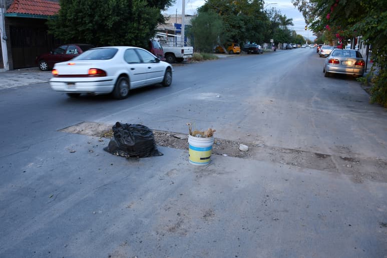 Ni elementos de SIMAS o del Sistema Integral de Mantenimiento Vial, han acudido a cubrir el espacio abierto. (EL SIGLO DE TORREÓN)