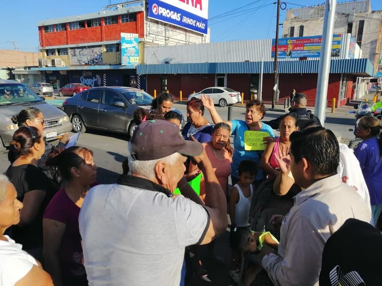 Fueron alrededor de 50 personas de la colonia Nueva Aurora las que alrededor de las 08:30 horas bloquearon el cruce de calzada Colón y bulevar Revolución. (EL SIGLO DE TORREÓN)