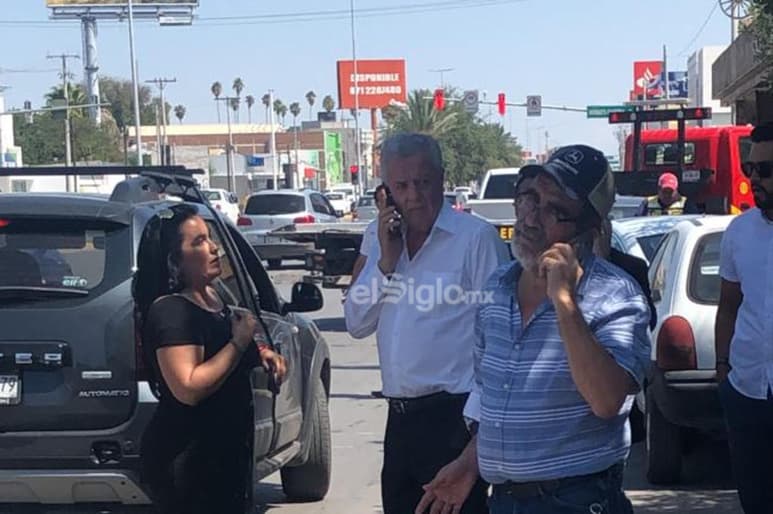 El mismo alcalde retiro conos del operativo. (EL SIGLO DE TORREÓN)