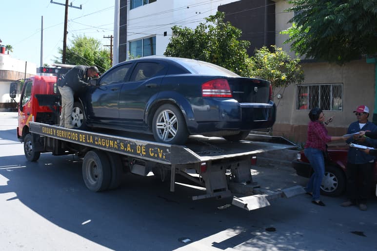 El operativo de revisión, sanción y decomiso de vehículos con placas vencidas se llevó a cabo durante el mediodía del miércoles en bulevar Independencia y calle Donato Guerra de Torreón. (FERNANDO COMPEÁN)