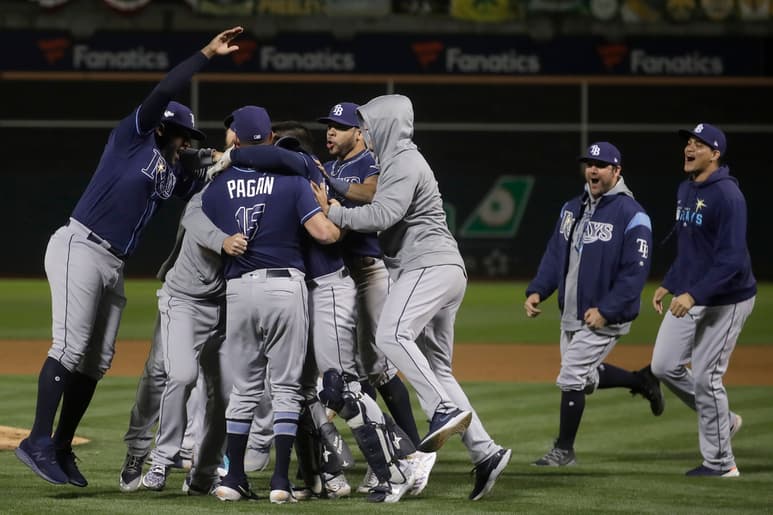 Celebran los Rays luego de vencer 5-1 a Atléticos de Oakland en el juego de comodín de la Americana. (AP)
