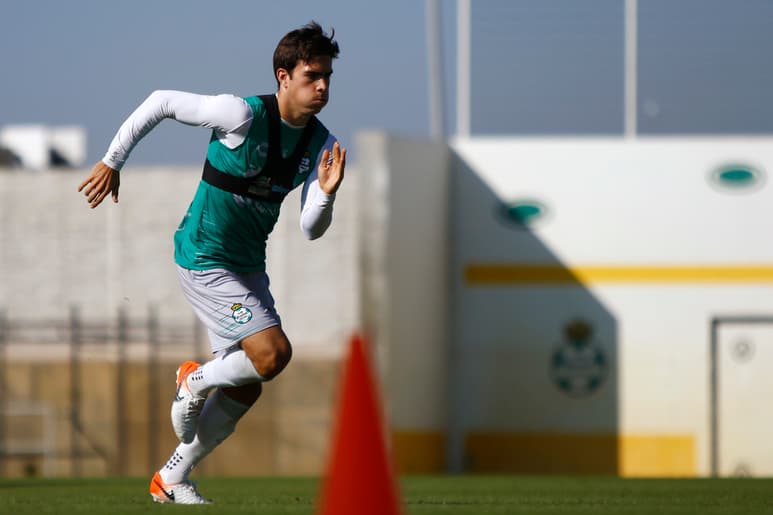 El canterano Ulises Rivas se ha mantenido como titular en la media de los Guerreros gracias a sus buenas actuaciones. (CORTESÍA SANTOS)
