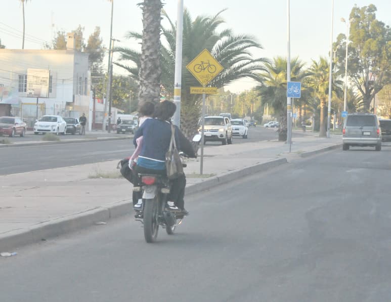 Buscan cuidar la integridad de los menores que son expuestos en las motocicletas. (EL SIGLO DE TORREÓN)