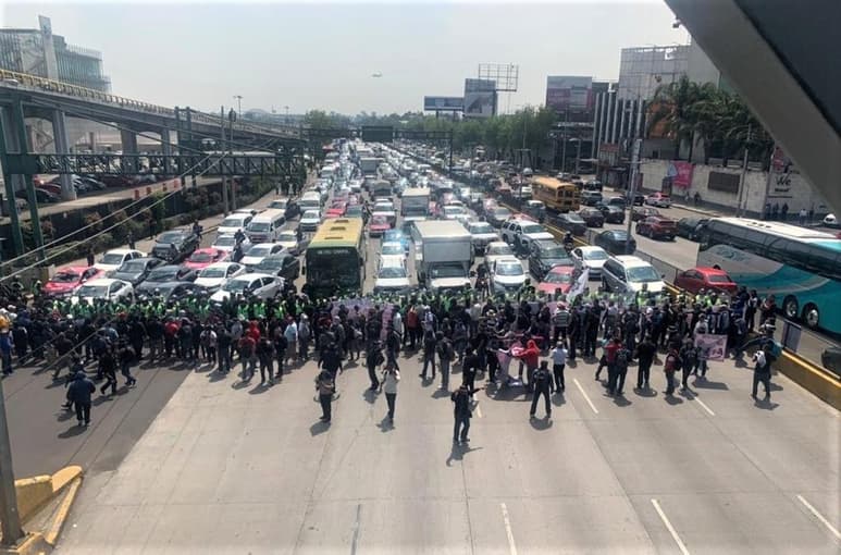 El tránsito está interrumpido en dirección al norte de la capital, mientras que los usuarios del aeropuerto están siendo trasladados en unidades de la SSPC para no perder su vuelo. (ESPECIAL)