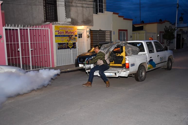 Como medida de prevención contra el mosquito del dengue, se han realizado varias nebulizaciones en algunos municipios. (EL SIGLO DE TORREÓN)