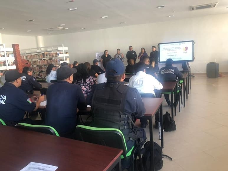 Elementos de la DSPM en Matamoros participaron en este taller para sensibilizarlos en el tema. (EL SIGLO DE TORREÓN)
