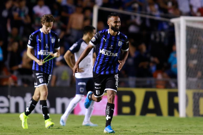 Desde los once pasos, el mediocampista Jordan Sierra (c) fue el encargado de marcar el tanto que dio vuelta al resultado sobre Monterrey. (JAM MEDIA)