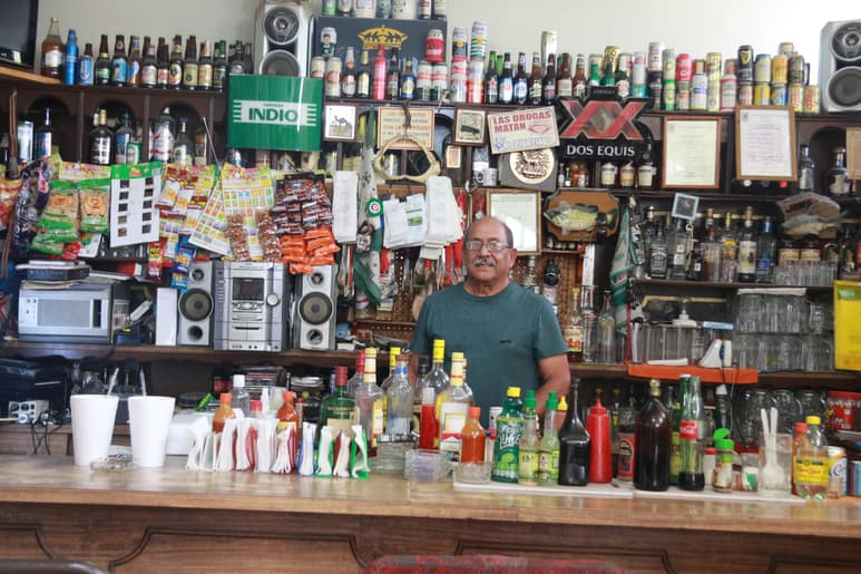 Amabilidad. El trato que don Pepe les brinda a sus clientes ha sido fundamental para que siga representando una opción para acudir a tomar una bebida y a tener una grata charla entre amigos.(EL SIGLO DE TORREÓN/ Ana Sofía Mendoza)