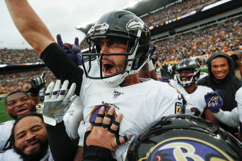 Celebra Justin Tucker tras meter el gol de campo de la victoria. (AP)