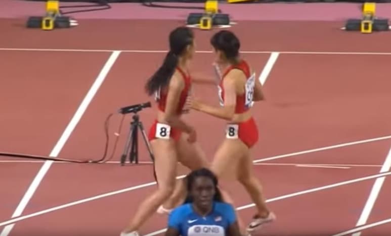 Las atletas intentaban reparar su error volviendo al punto marcado en la pista (INTERNET)