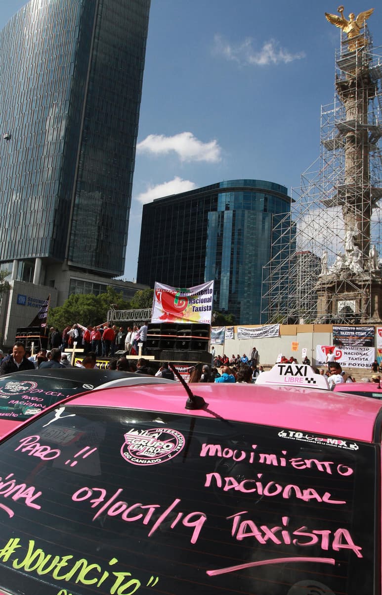 Si no obtenemos una respuesta satisfactoria redoblaremos las acciones como la de hoy hasta que nos escuchen, advirtieron taxistas que permanecen en el Ángel de la Independencia. (NOTIMEX)