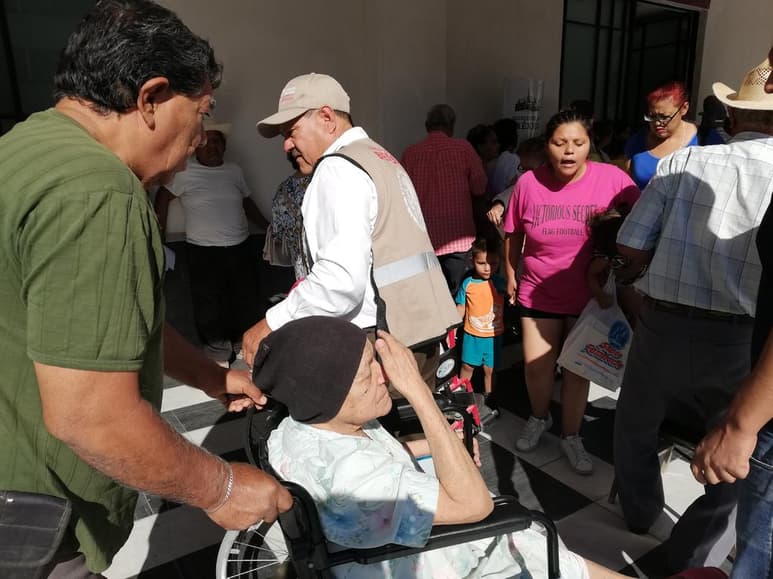 Tuvo que tomar una silla para esperar a que una amiga le hablará para sumarse a la fila y obtener su recibo de pago. (EL SIGLO DE TORREÓN)