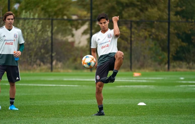 El canterano del América, Diego Lainez, junto a su excompañero azulcrema Sebastián Córdova (i) durante un entrenamiento con México. (ESPECIAL)