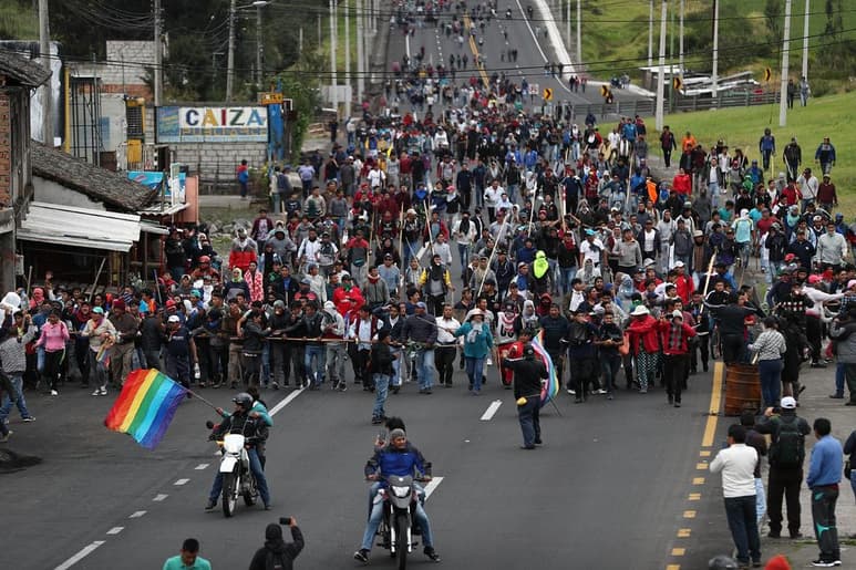 Organizaciones indígenas ecuatorianas tienen previsto llegar mañana a Quito para sumarse a la huelga nacional. (EFE)
