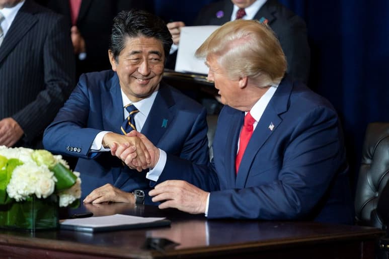 Fotografía cedida por la Casa Blanca donde aparece el presidente de EUA, Trump (d), el primer ministro de Japón, Shinzo Abe (i), durante la firma de un acuerdo comercial entre ambos países. (ARCHIVO)
