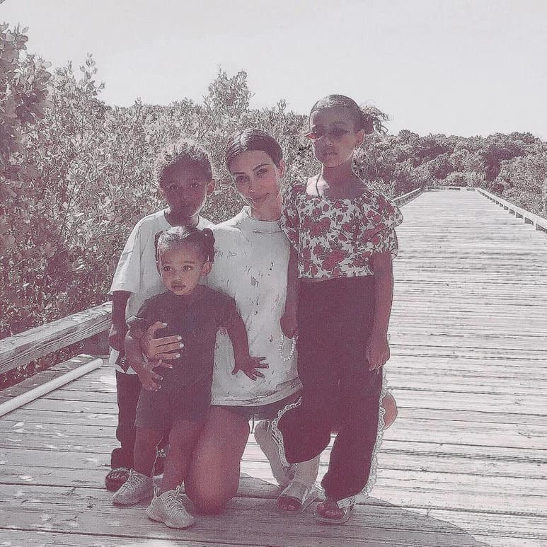Kim Kardashian y su hermana Kourtney han bautizado hoy lunes a sus hijos en Armenia, informaron los medios locales. (ESPECIAL)