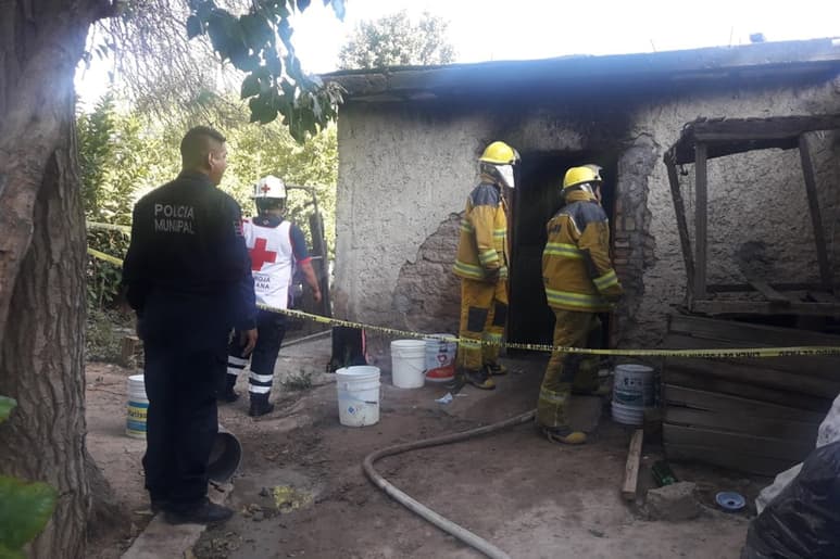 Bomberos, paramédicos y policías acudieron al lugar del siniestro para brindar apoyo. (EL SIGLO DE TORREÓN)